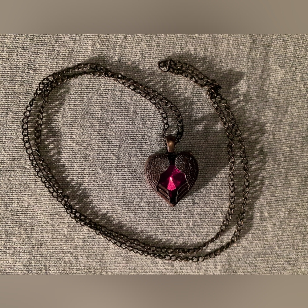 $2/20! Heart & angel wings pendant, ruby red gem and brass metal - Picture 9 of 13